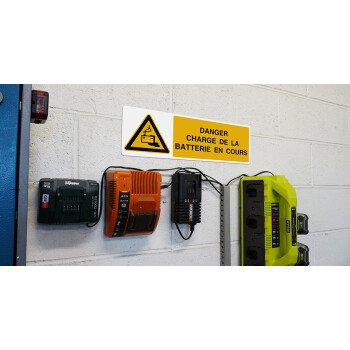 Un panneau de danger charge de la batterie