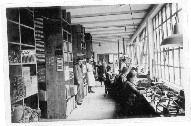 Photo d'époque de l'intérieur d'une usine Algi vers 1931